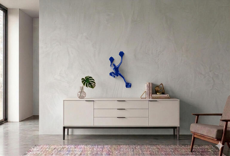 Dunkelblauer Wandhänger in Form eines kreativen Figuren-Designs.