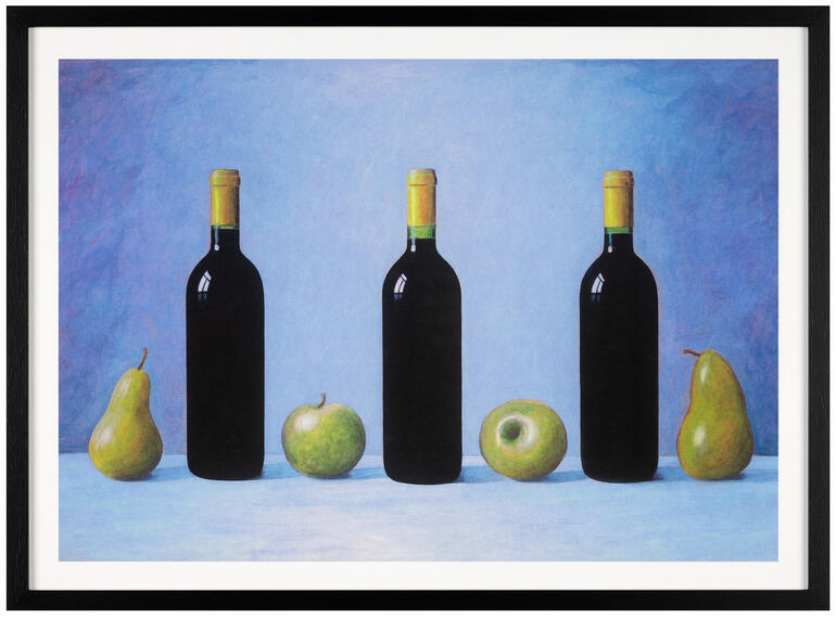 Drei Flaschen Wein und zwei Früchte auf einem blauen Tisch.