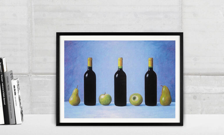 Rahmen mit Stillleben aus Weinflaschen und Obst auf Stapel.