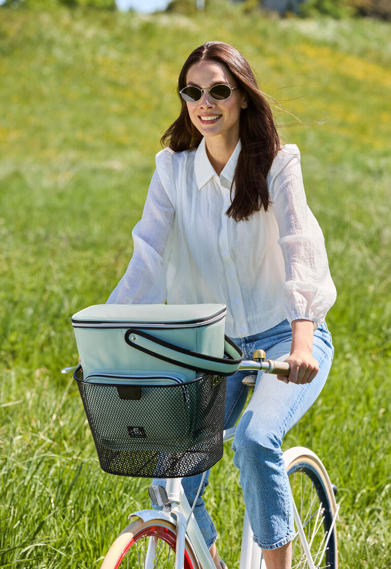 Komfortable Fahrradkorb-Kühltasche auf einem Fahrrad bei schönem Wetter.