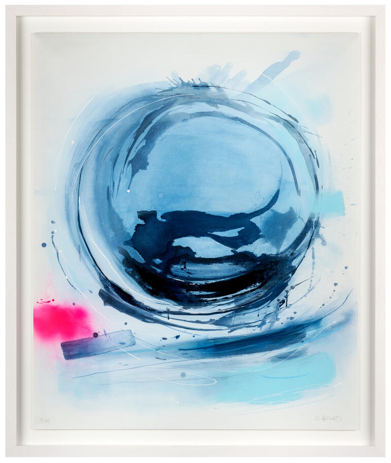 Abstrakte Kunst mit blauen und pinken Farbtönen in einem weißen Rahmen.