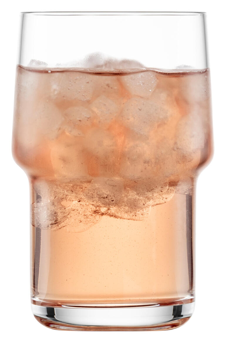 Gestapeltes Glas mit Getränk und Eiswürfeln.
