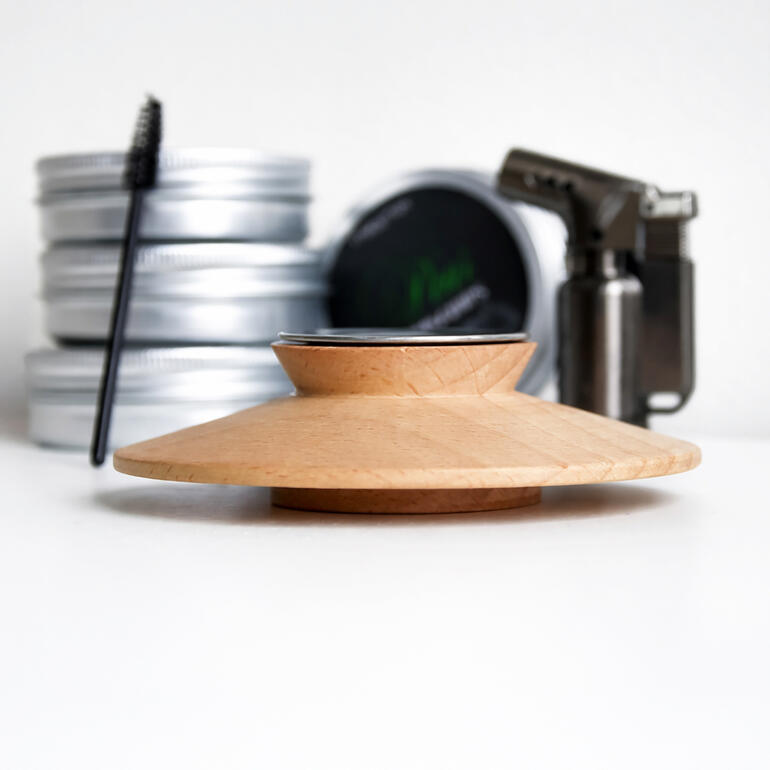 Whiskey-Smoker auf einem Tisch mit einem Holzdeckel und verschiedenen Holz-Chips.