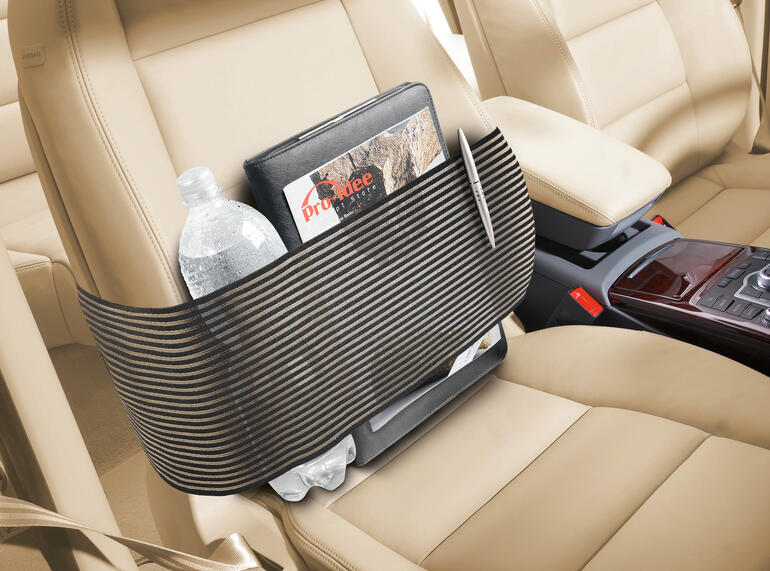 Ordnungsgurt im Auto auf dem Ablagefach mit Wasserflasche und Tablet.