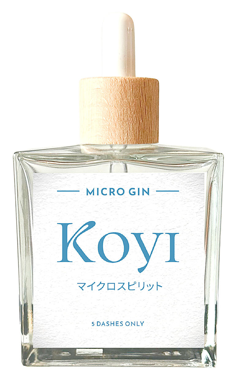 Koyi Micro-Gin-Flasche vor einem hellen Hintergrund mit holzigem Korkverschluss.