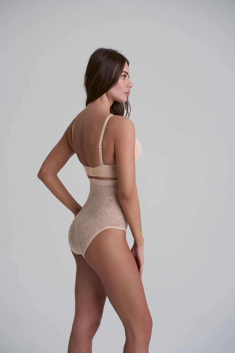 Bye Bra Spitzen-Shape-Slip beige, seitliche Ansicht einer Frau.
