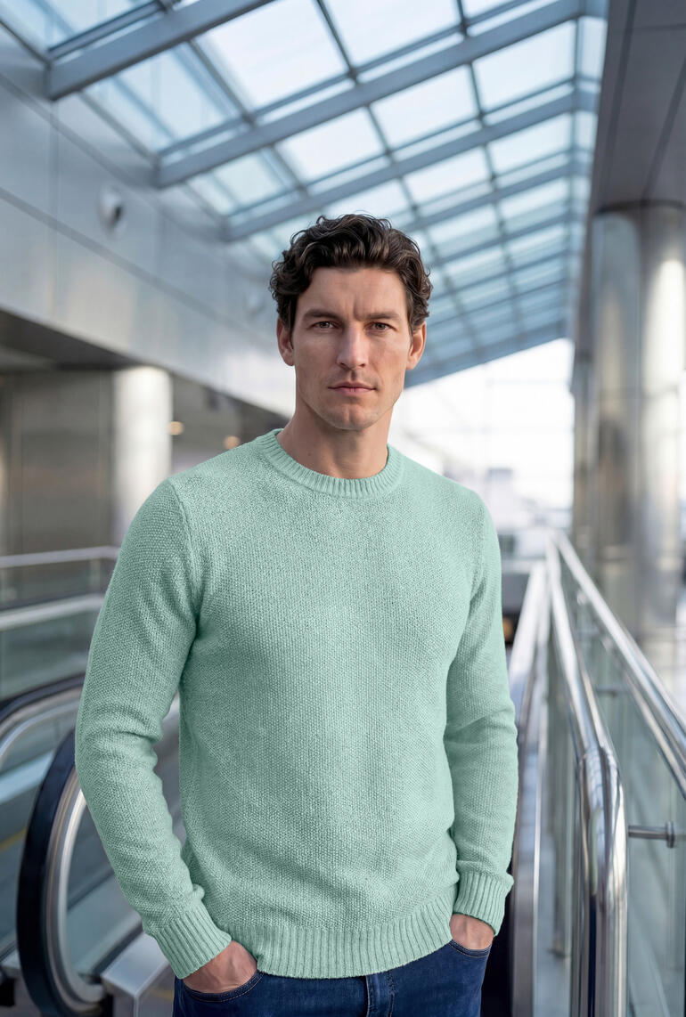 Mann trägt mintgrünen E-Reiskorn-Pullover in einer modernen Umgebung