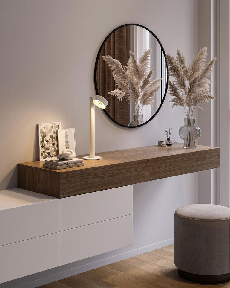 Akku-Tischleuchte auf einem modernen Sideboard mit Vasen und Spiegel.