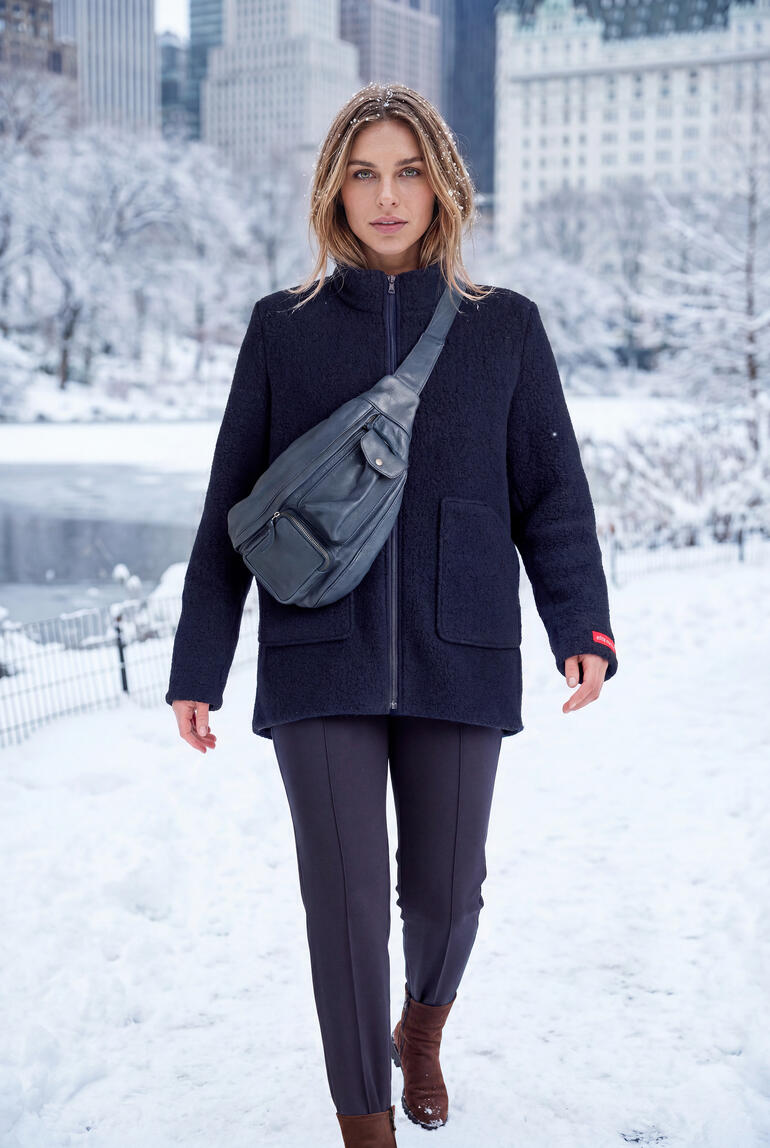 Frau trägt schwarze Woll-Sherpa-Fleecejacke im Winter.