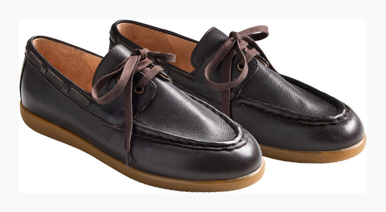 Brauner Bootsschuh aus Leder mit Schnürsenkeln in Größe 36.