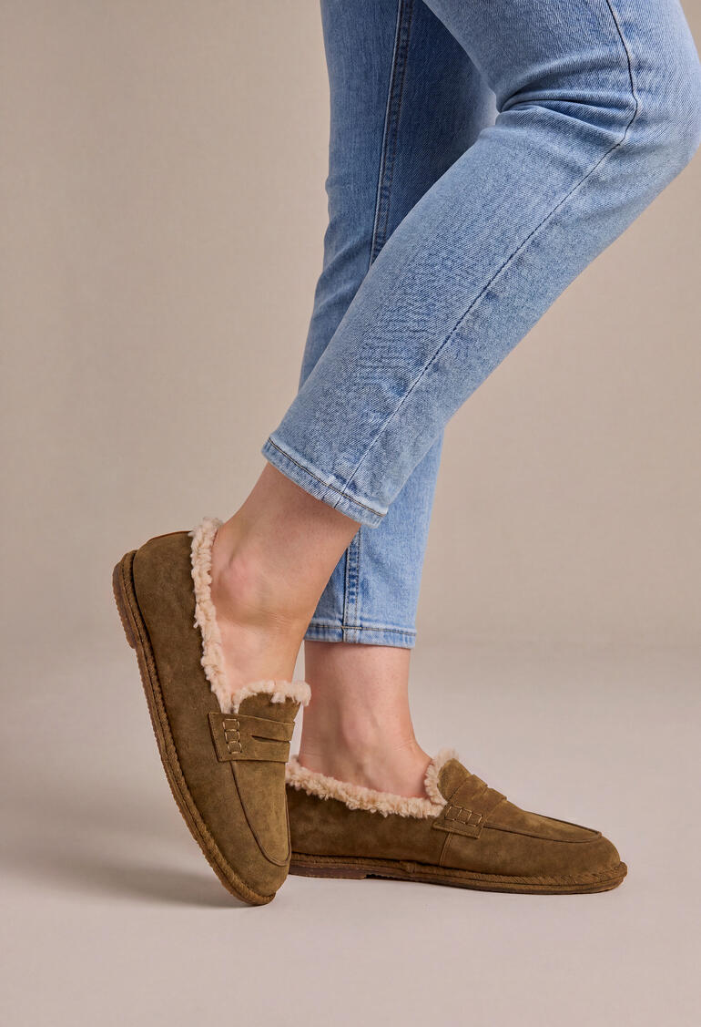 Frau in Jeans trägt Shirakawa Lammfell-Loafer in Braun