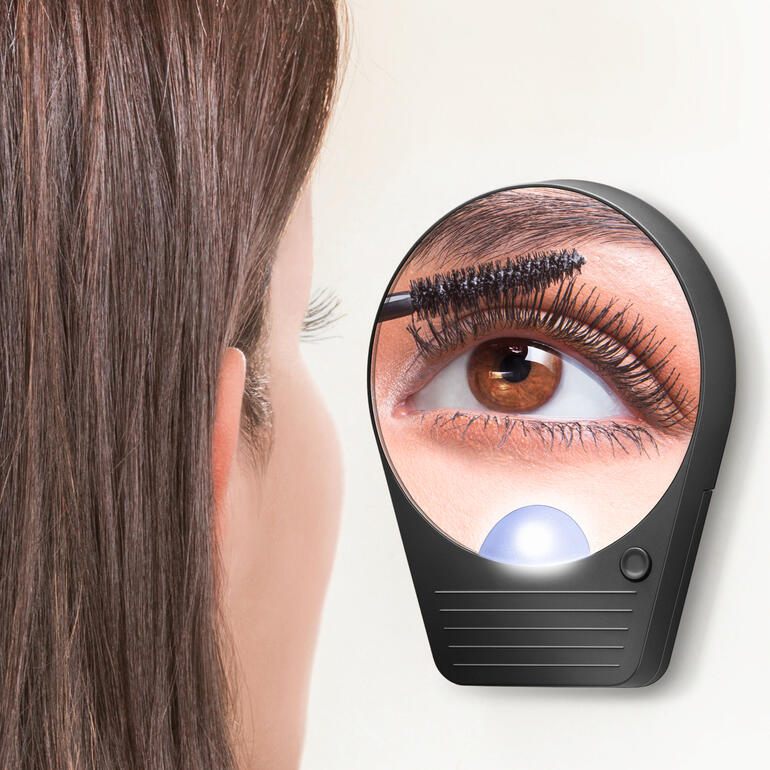 Vergrößerungsspiegel in einem modernen Design, auf einem Tisch montiert.