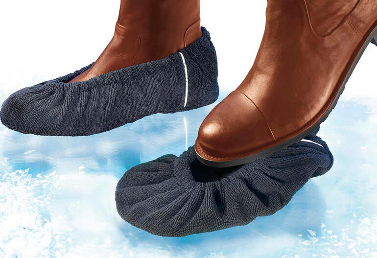 Anti-Rutsch-Überzieher für Schuhe, aus elastischem Gewebe, auf rutschigem Untergrund.