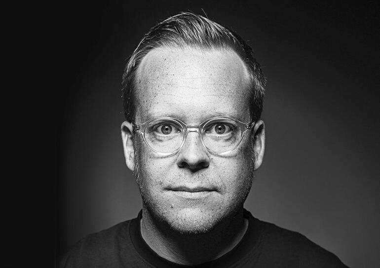 Nico Hensel Nico Hensel schaut in die Kamera mit ernstem Gesichtsausdruck.